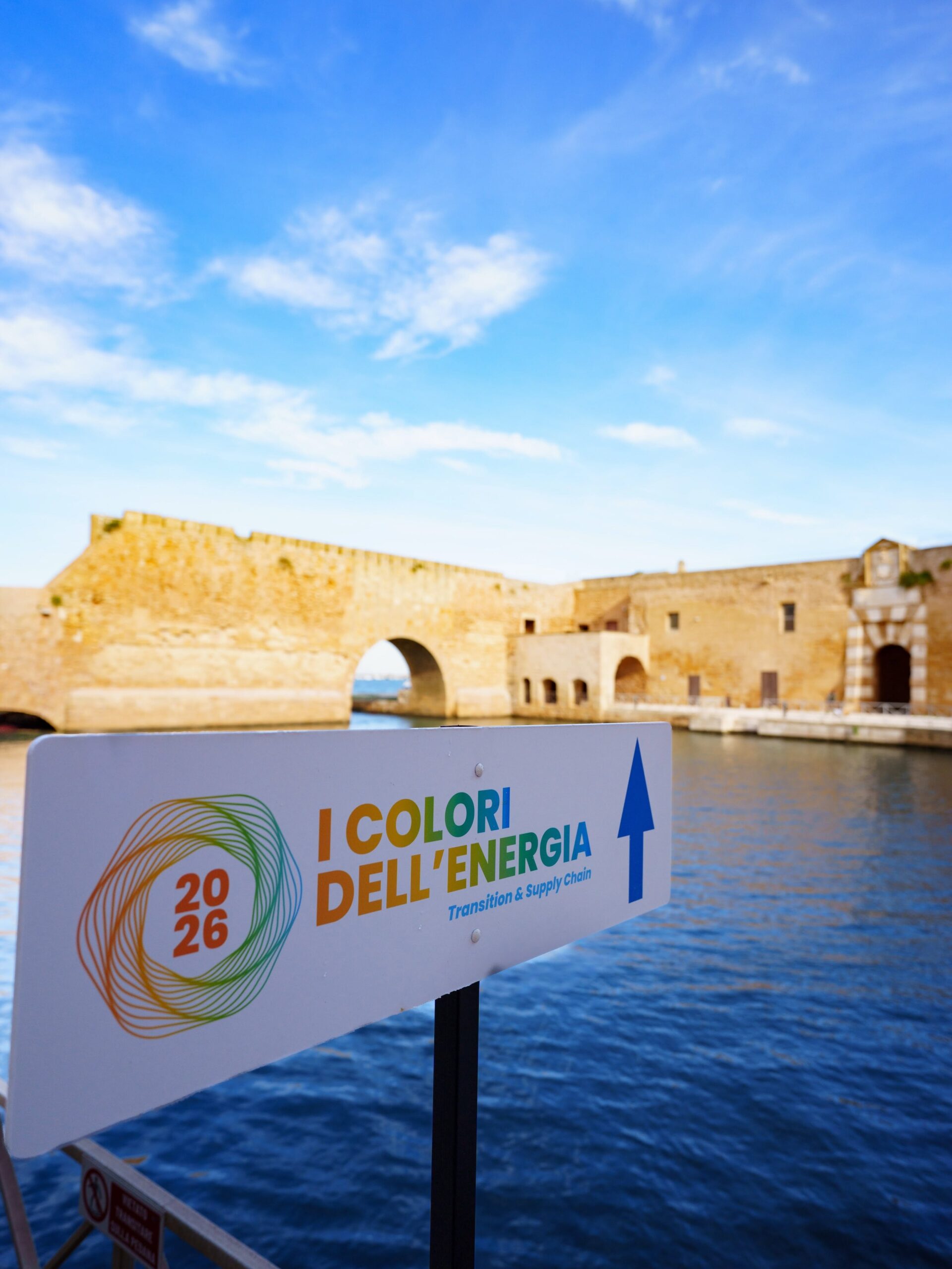 Segnaletica de I Colori dell’Energia 2026 davanti al Castello Alfonsino di Brindisi